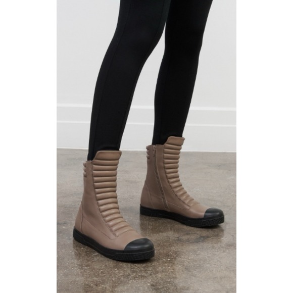 Marcella NYC Journey Zip Up Booties Taupe Women's Size 8 NIB Dustbag Italian Lth - Picture 1 of 16
